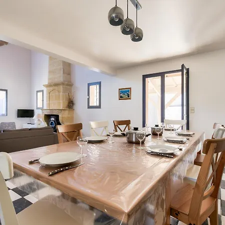 950m De La - Maison Pour 10 Avec Piscine * Ares