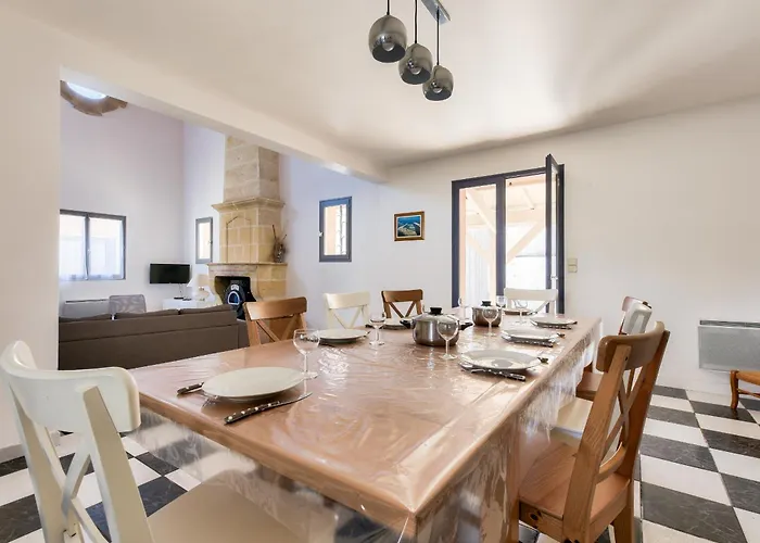 950m De La - Maison Pour 10 Avec Piscine * Ares