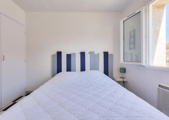 950m De La - Maison Pour 10 Avec Piscine * Ares