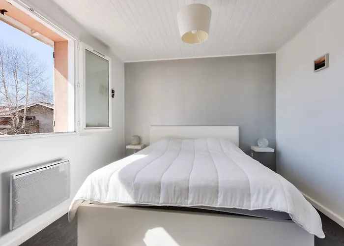 950m De La - Maison Pour 10 Avec Piscine * Ares